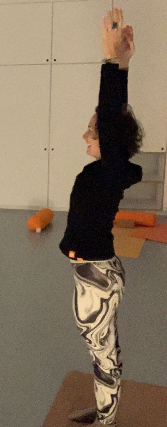 Amélie Michaud dans la salle du BOX120 hatha yoga adultes lundi soir à Bruxelles 1020 avancé viniyoga yin yoga yoga nidra 