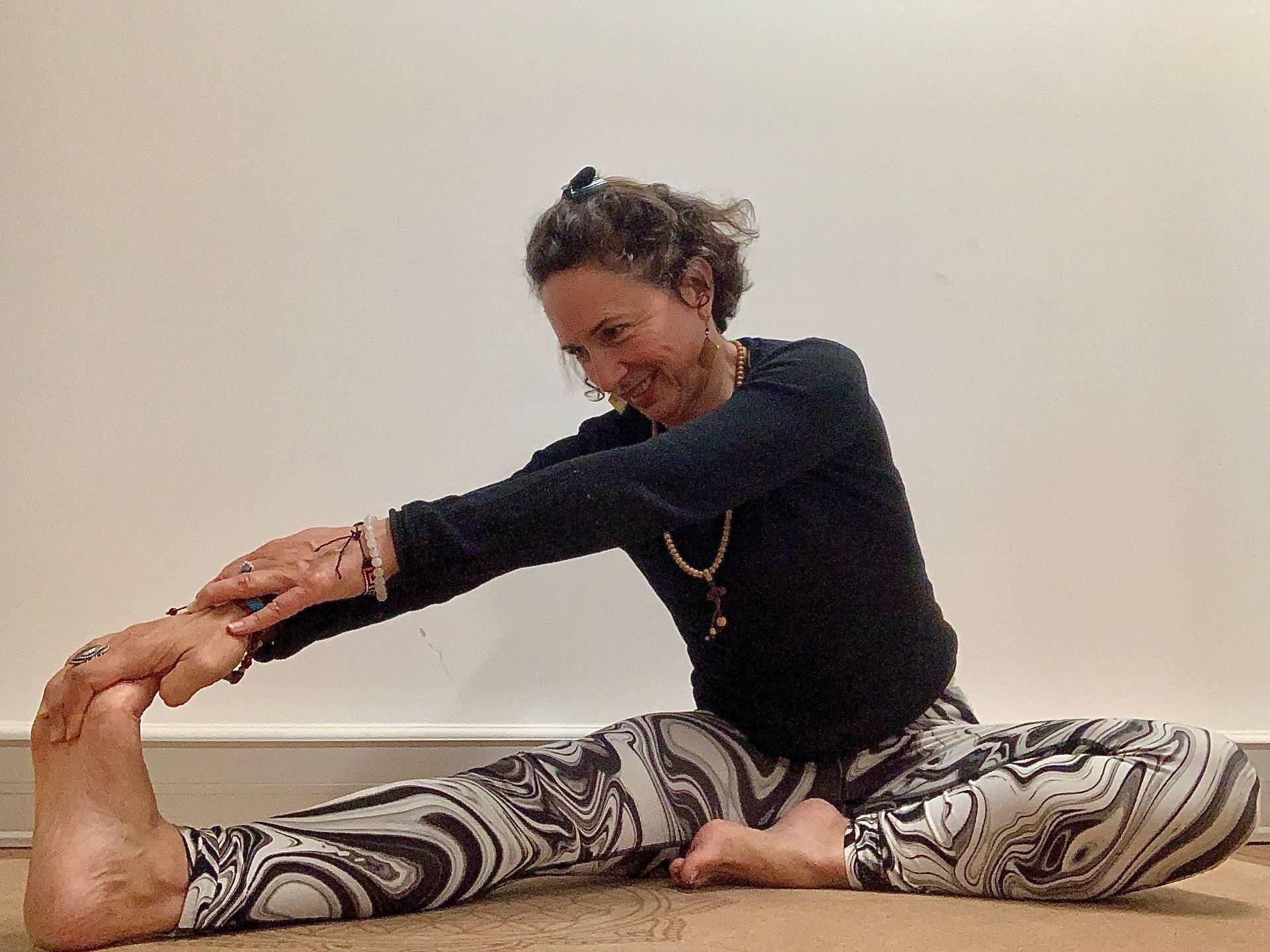Le bassin est le focus d'une pratique de yoga axée sur le féminin. Assouplir le bassin est indispensable pour toutes et tous. Et embrasser la douceur d'une pratique de yoga à 1020 Bruxelles Laeken un dimanche après-midi.  13/12/26 14h30-16h Be Healthy Be-Here Amélie Michaud