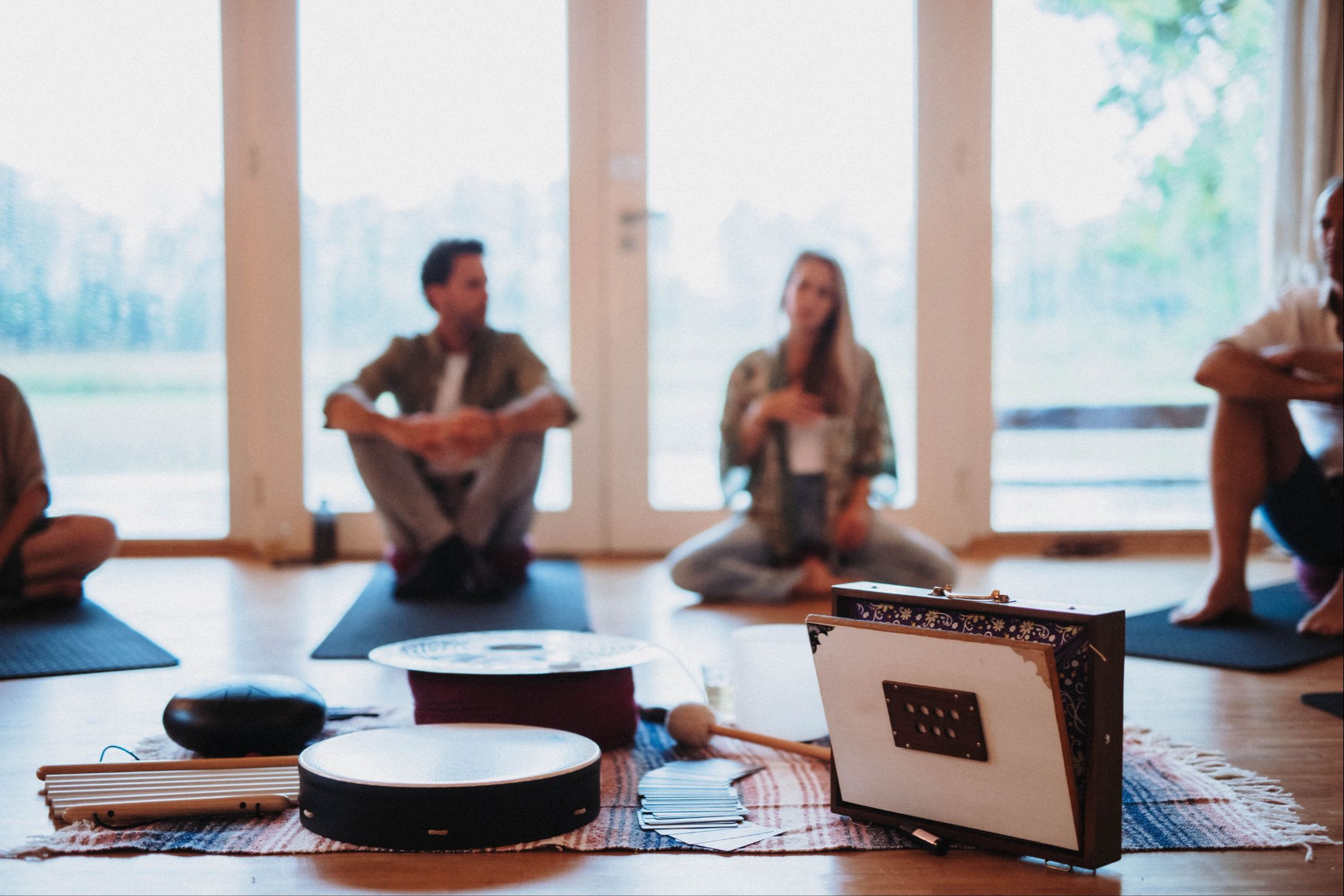 Ademcoach bij Raafwerk begeleidt cliënt tijdens lichaamsgericht ademwerk bij Raafwerk – opleiding tot professioneel ademcoach in een rustige en veilige omgeving.