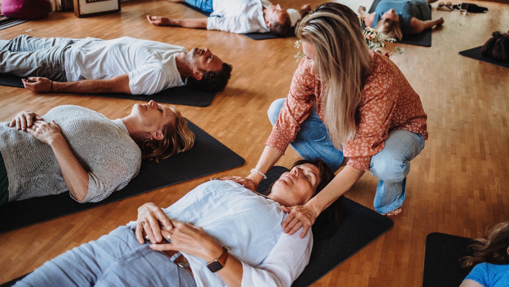 Opleiding Ademwerk en Lichaamswerk bij Raafwerk – ademcoach begeleidt in verbonden adem in ademcirkel
