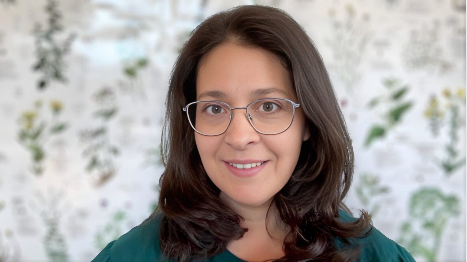 Dr. Yasmina Attia – Tierärztin für natürliche Tiergesundheit und Pflanzenmedizin