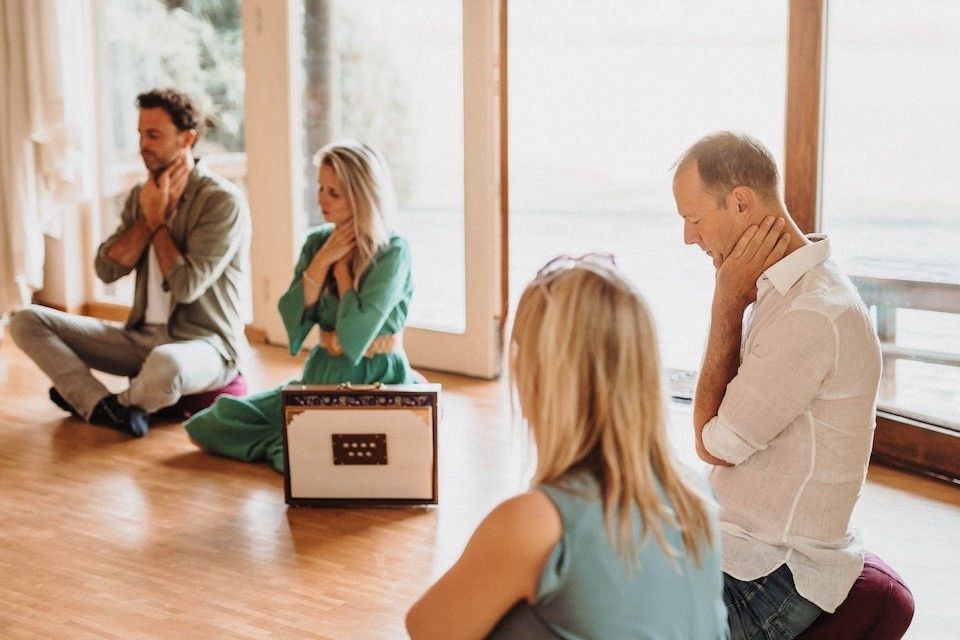 Groep in cirkel tijdens opleiding systemisch werk en ademwerk bij Raafwerk – coachopleiding in belichaamd systemisch coachen.
