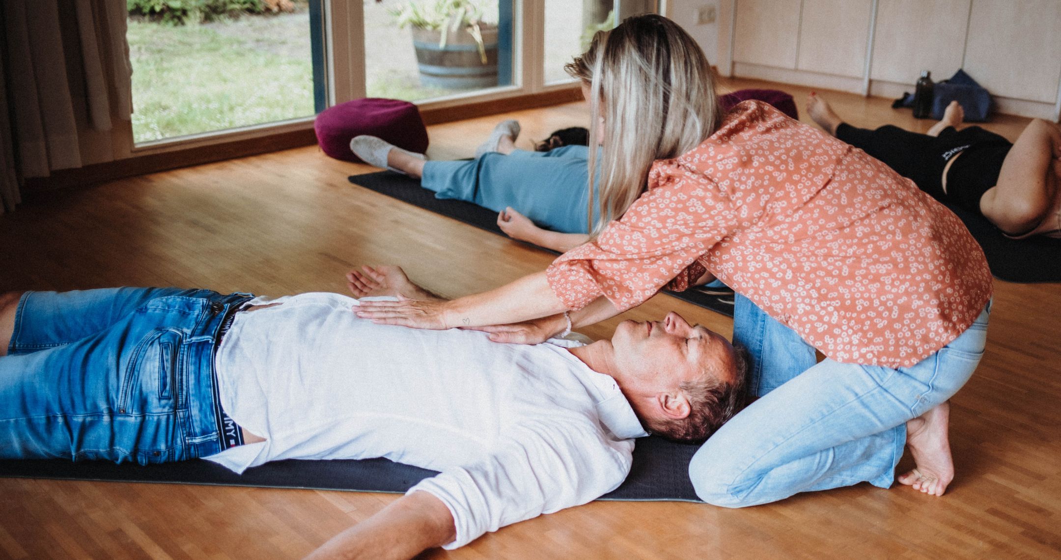 Ademwerkcirkel tijdens de opleiding Verbinden met jezelf en de ander bij Raafwerk – deelnemers ademen verbonden en werken met lichaamsbewustzijn, systemisch werk en innerlijke rust in een veilige bedding.