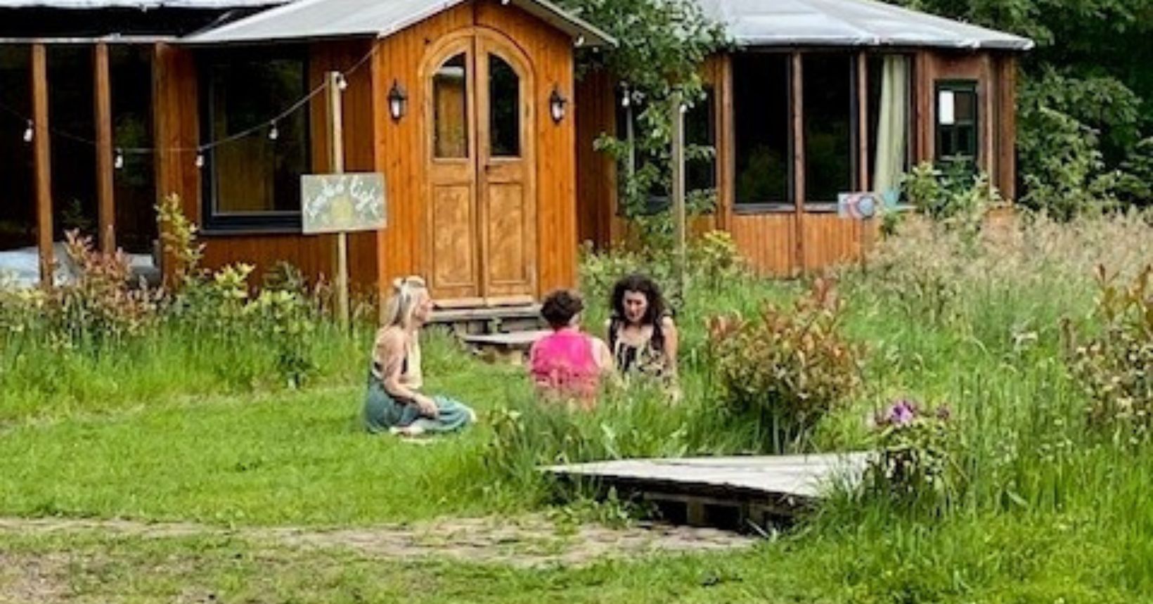 Groep deelnemers buiten aan het werk tijdens de opleiding Verbinden met jezelf en de ander van Raafwerk – ervaringsgericht leren met adem, systemisch werk en lichaamsbewustzijn in de natuur.