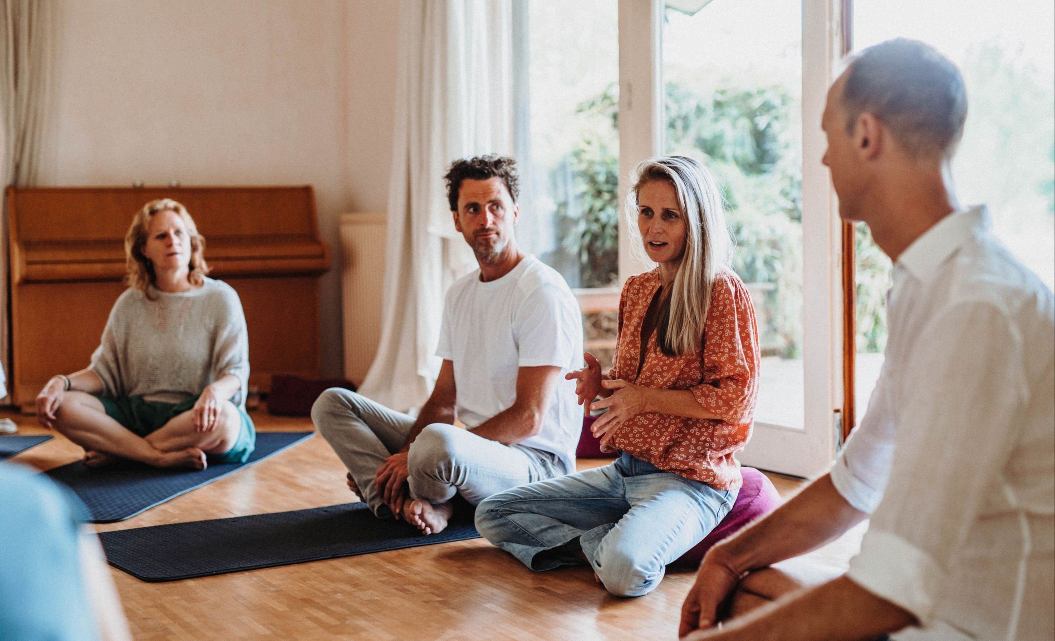 Groep in cirkel tijdens opleiding systemisch werk en ademwerk bij Raafwerk – coachopleiding in belichaamd systemisch coachen.