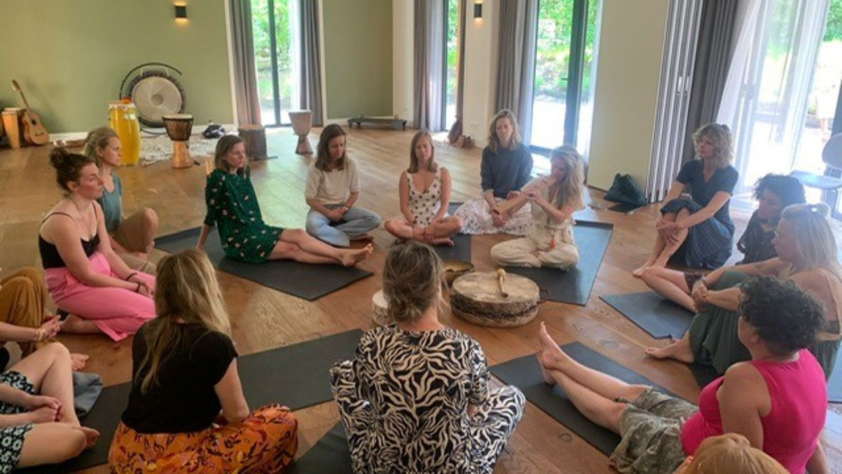 Een cirkel van deelnemers tijdens de opleiding Verbinden met jezelf en de ander van Raafwerk – werken met adem, muziek en systemisch bewustzijn in een veilige, belichaamde setting.