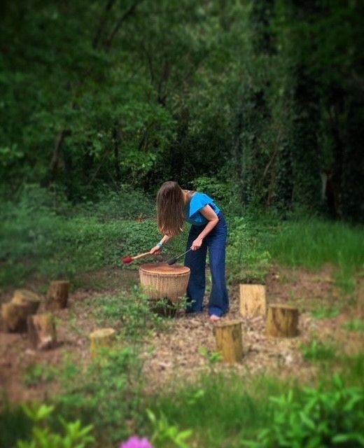 Vrouw in de natuur tijdens de opleiding Verbinden met jezelf en de ander bij Raafwerk – een systemische en lichaamsgerichte opleiding waarin ademwerk, natuur en bewustzijn samenkomen.