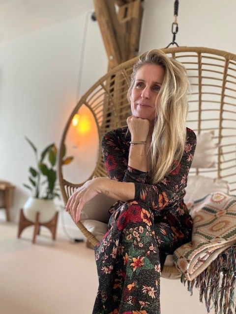 Sharon Hanegraaf – oprichter van Raafwerk en trainer in systemisch werk, ademwerk en lichaamsgerichte coaching. Begeleidt vanuit rust, aanwezigheid en belichaamde wijsheid.