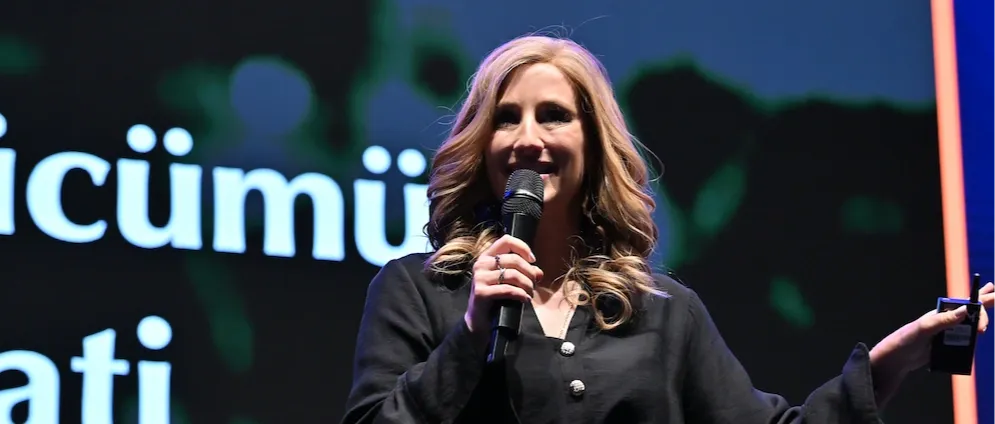 Mimi speaking with microphone