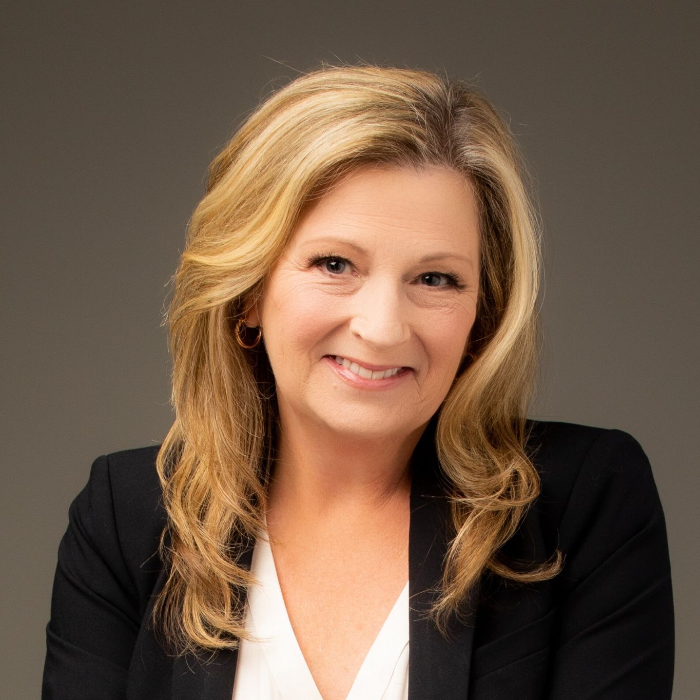 beth schindele sitting at computer building websites for women