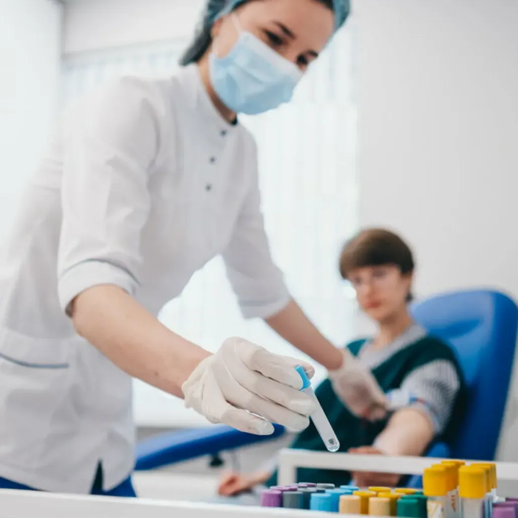phlebotomist executing venipunctures 