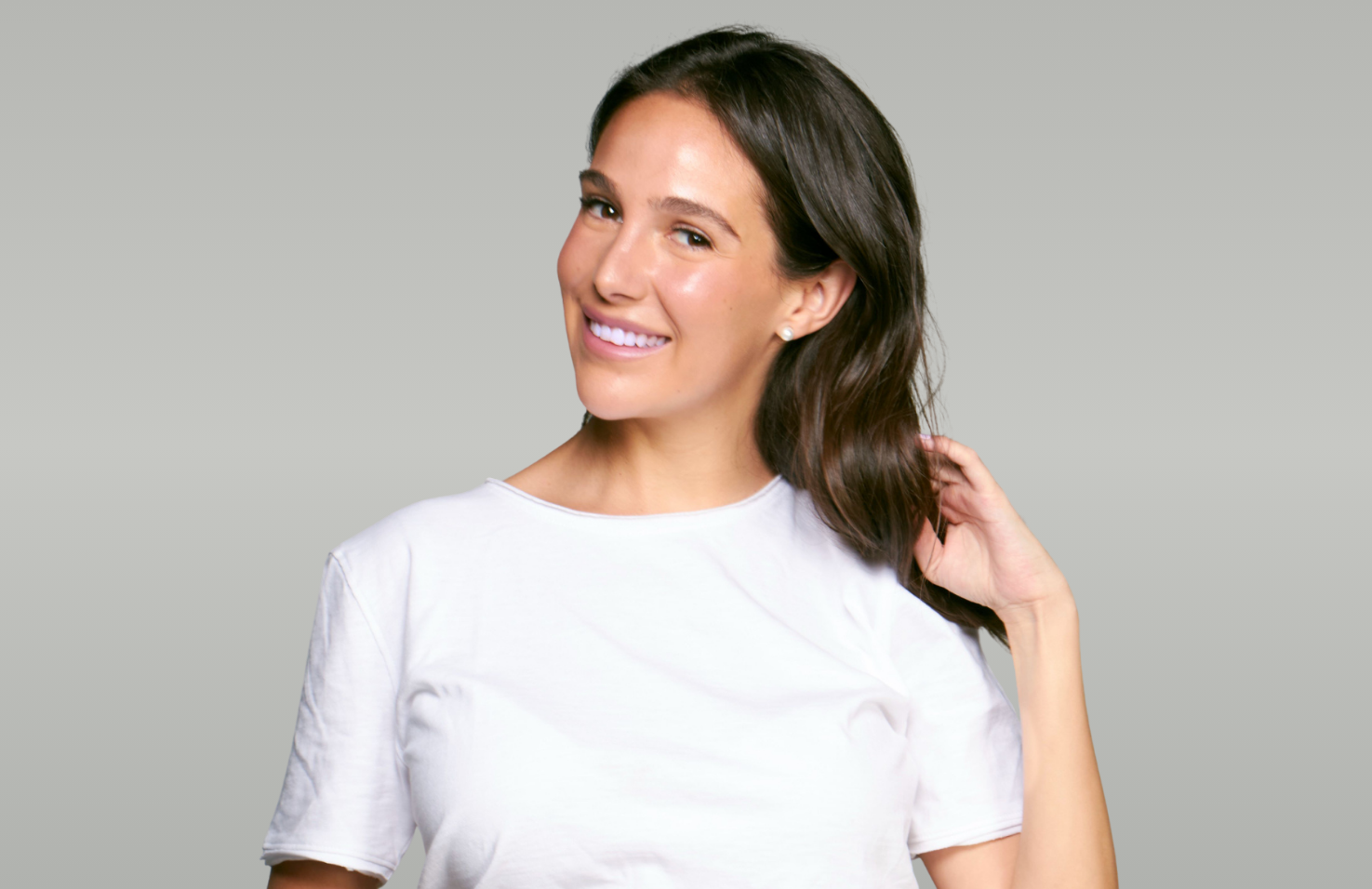 Moni Durán sonriendo con una camiseta blanca