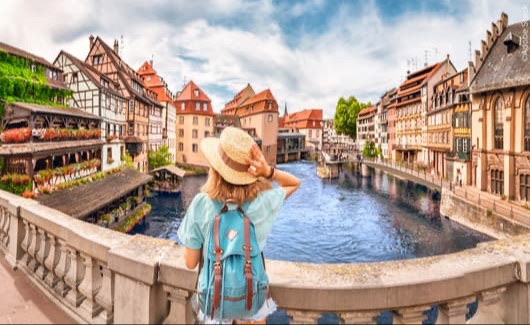 meisje biedt thee aan in Egypte