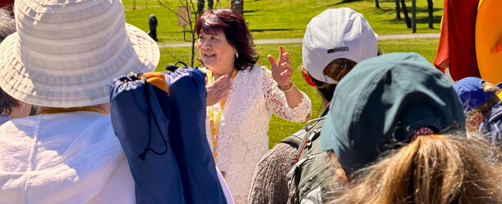 Shifu ZIME –  Martine Chu guidant un groupe au Temple Tam Bao Son