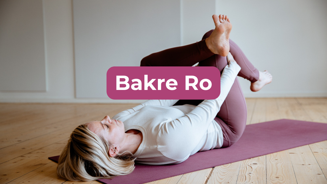 Frida Trönnberg sitter på yogamatta framför en laptop med en bäckenmodell bredvid sig – undervisar online om spänd bäckenbotten, vulvodyni, underlivssmärta och nervsystemets roll i läkning.
