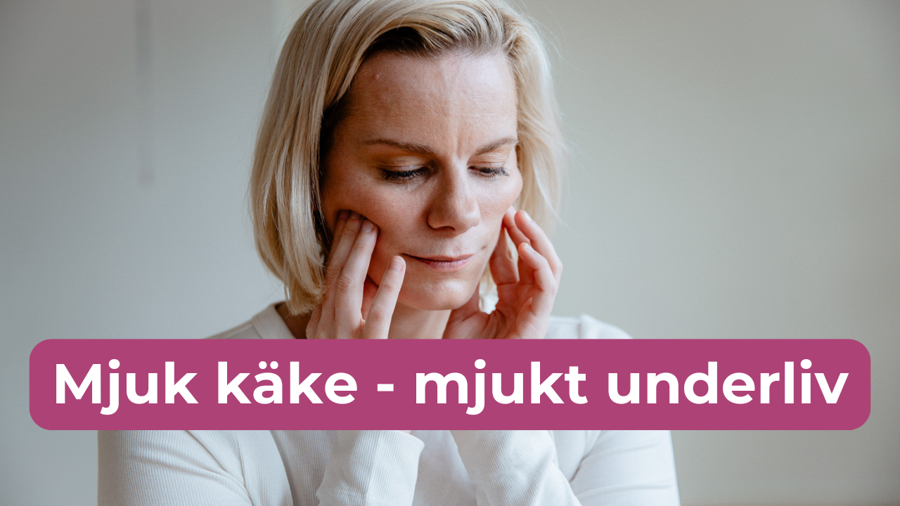 Frida Trönnberg sitter på yogamatta framför en laptop med en bäckenmodell bredvid sig – undervisar online om spänd bäckenbotten, vulvodyni, underlivssmärta och nervsystemets roll i läkning.