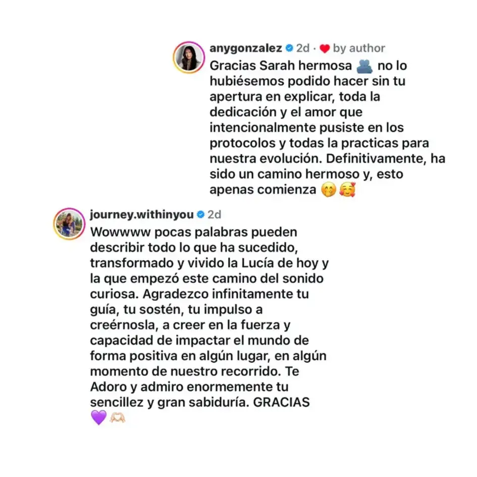 Fotografía de una mujer con las manos en el centro de su pecho mientras medita en la certificación de cuencos alquímicos cristal