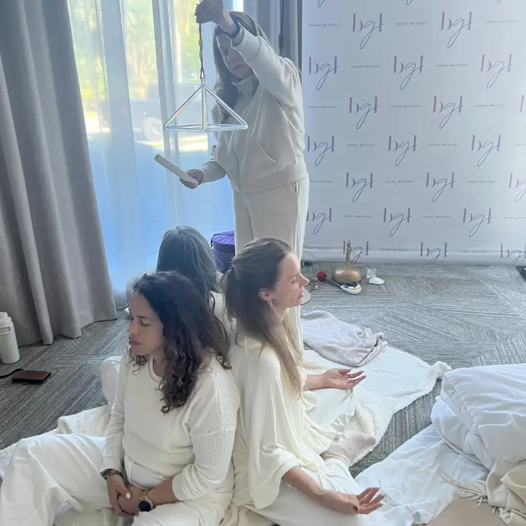 Fotografía con 3 mujeres sentadas cantando y meditando durante la certificación de cuencos alquímicos cristal
