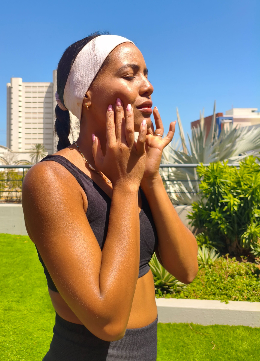 Mujer masajeando su mandíbula como parte de su ejercicio para mejorar la pronunciacion en inglés