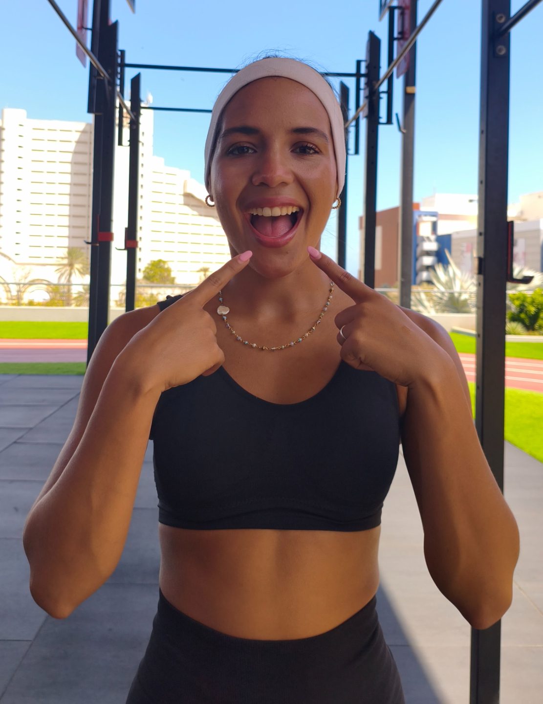 Mujer señalando sus labios como parte de su ejercicio para mejorar la pronunciacion en inglés