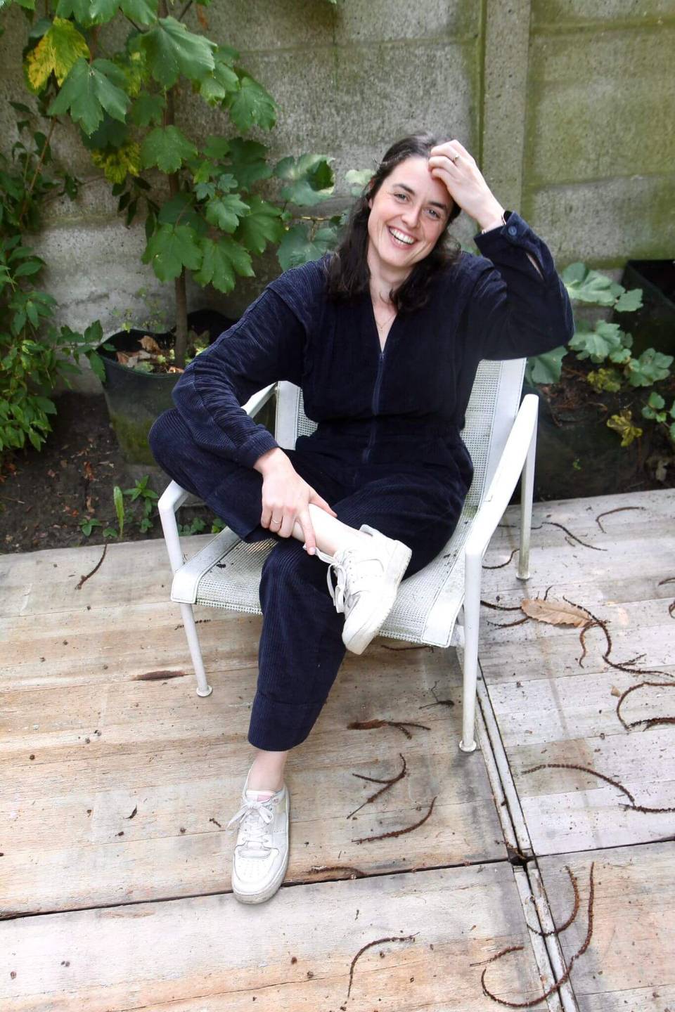 Eva Vercouteren, activation coach, smiling in a garden chair