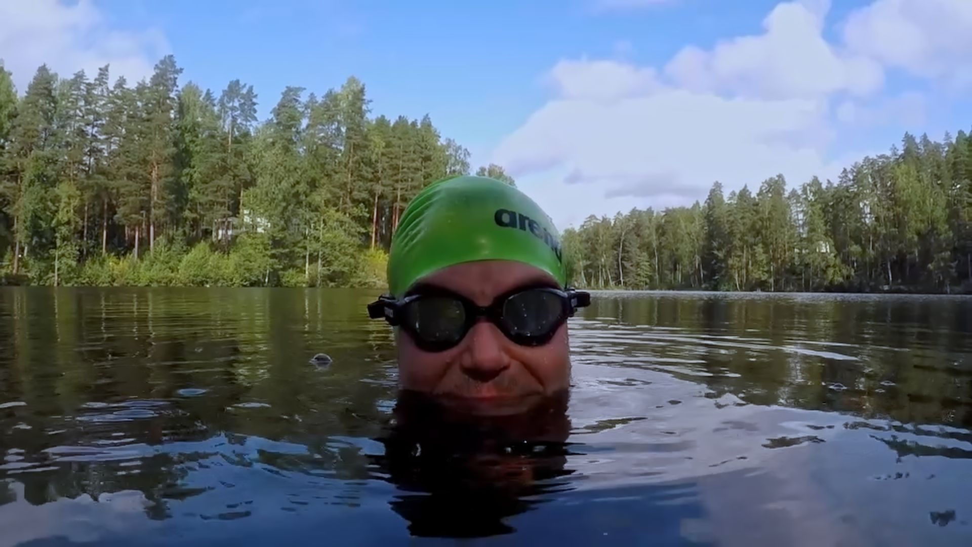 Avovesiui! Tarjoaa avovesiuintivalmennusta, opettaa avovesiuinnin perusteet ja tarjoaa kokonaisvaltaista avovesiuintivalmennusta