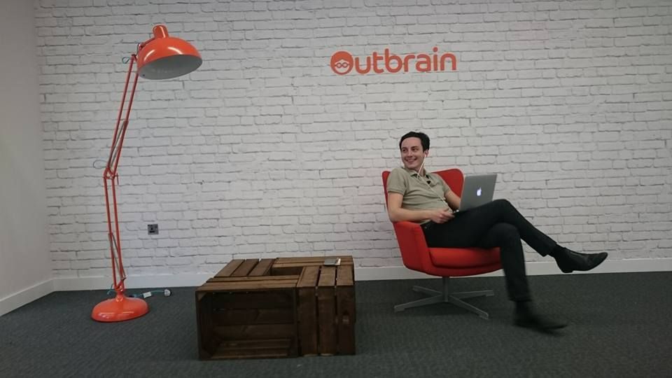 Fabien Schwartz, fondateur de Schwartz Consulting et de Formation Native Ads est assis dans un fauteuil rouge dans les locaux d'Outbrain, un leader du marché du format natif.