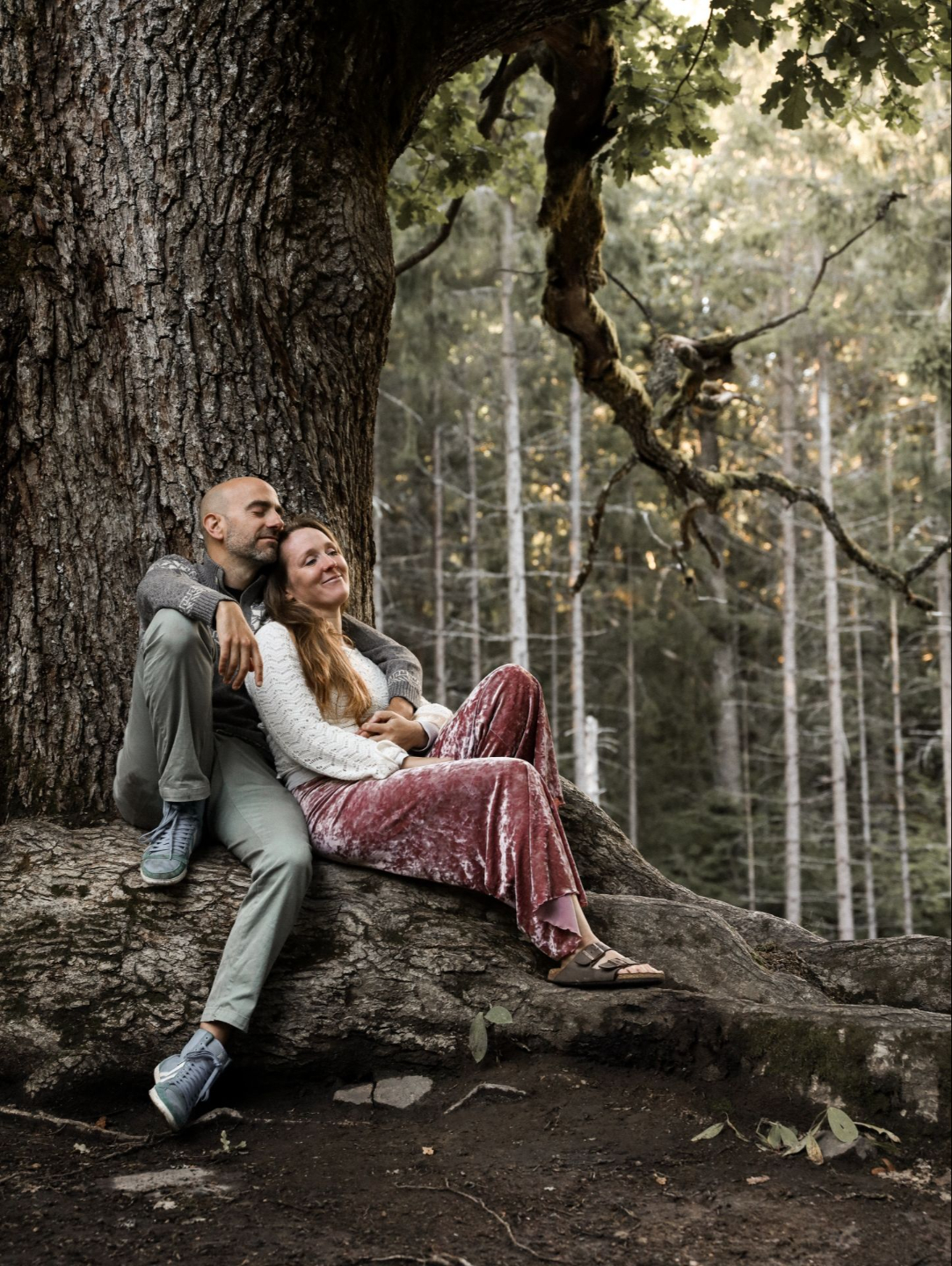 parisuhtekouluttajat onnellisina metsässä