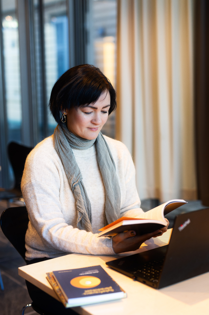 Bilde av Unn Therese Omdal som leser