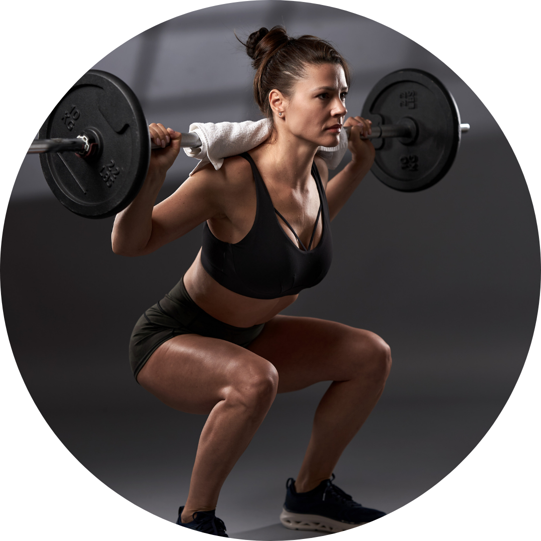 Mujer haciendo sentadilla con barra con buena técnica