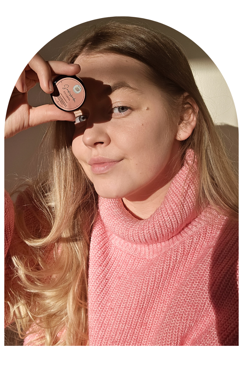 UGC sisällöntuottaja, joka esittelee kuvassa luonnonkosmetiikkaa