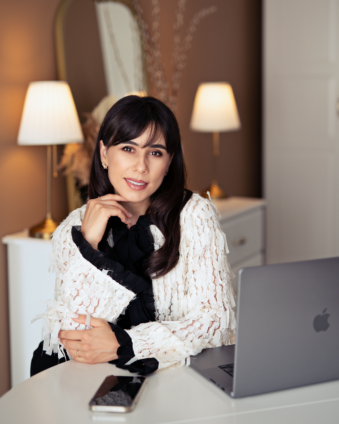 Promotion for Elena Dumitrescu’s Newborn Bean Bag Posing Course, highlighting the benefits of expert techniques, time-efficient methods, and client satisfaction in newborn photography