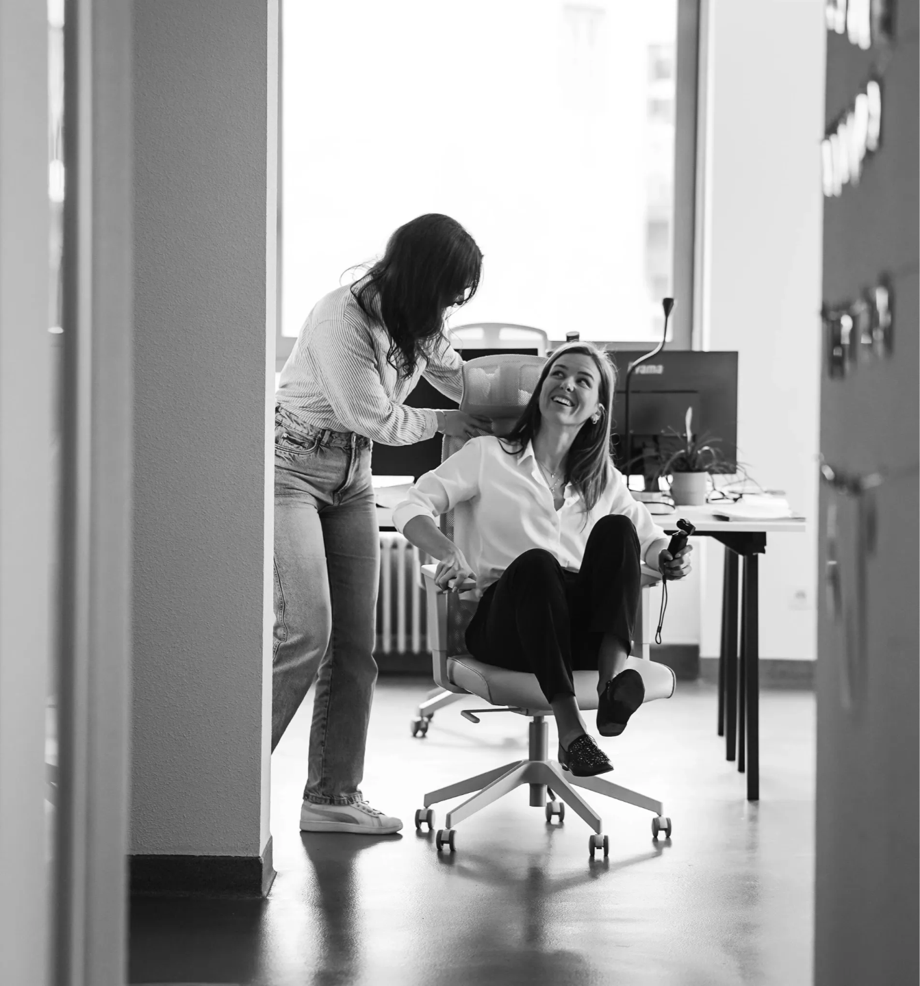 Janice et Eva dans un bureau entrain de s'élancer sur une chaise