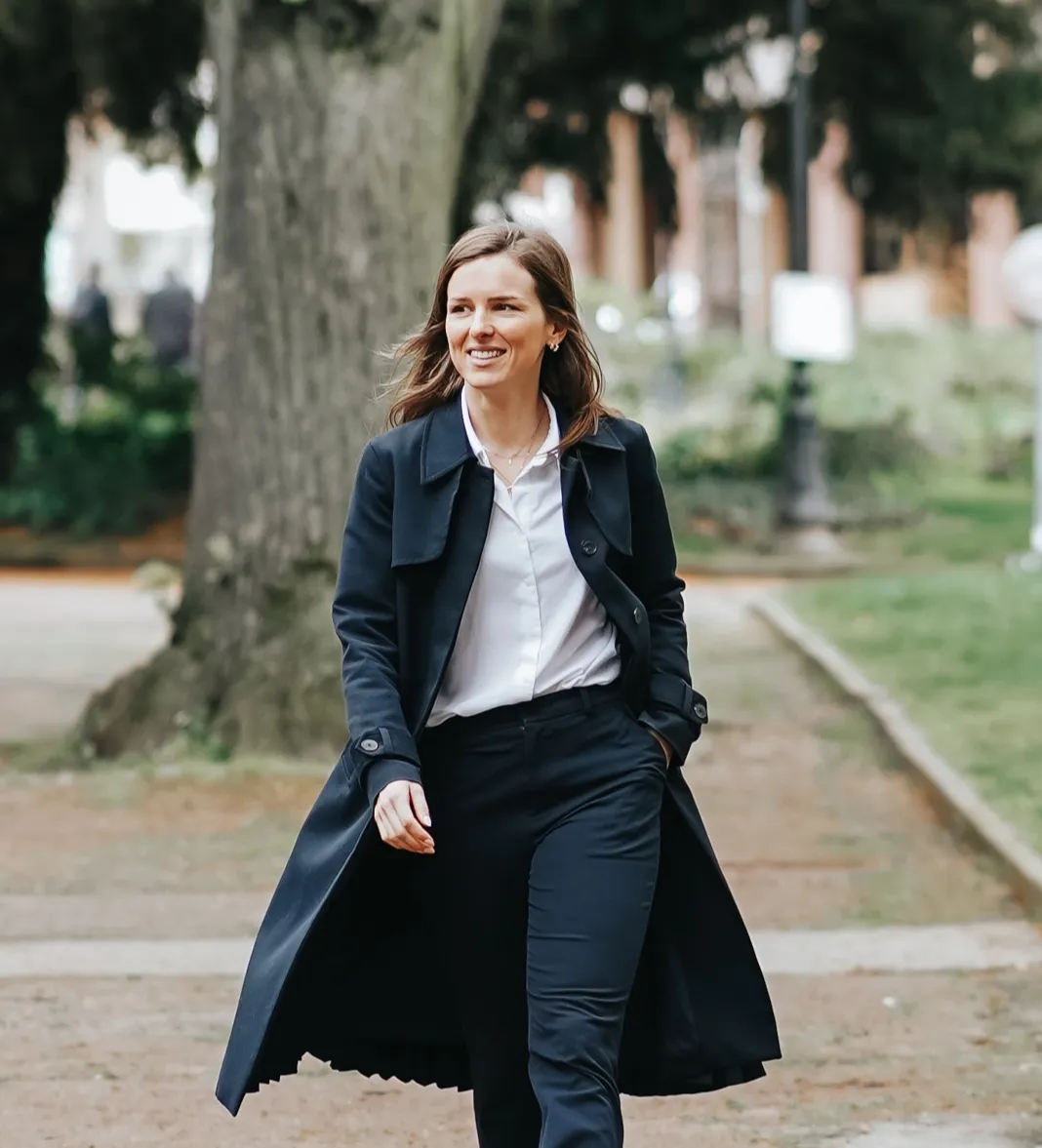 Janice Kerschbaumer, coach en business et fondatrice de CTB Formation, marchant dans un parc en tailleur professionnel