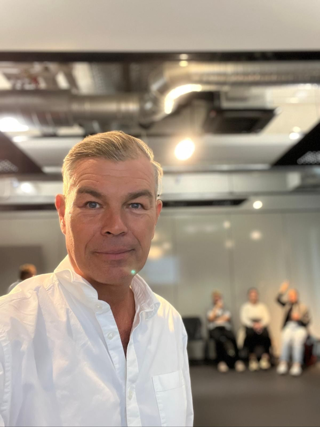 Kim Birtel vor einer gelben Hauswand