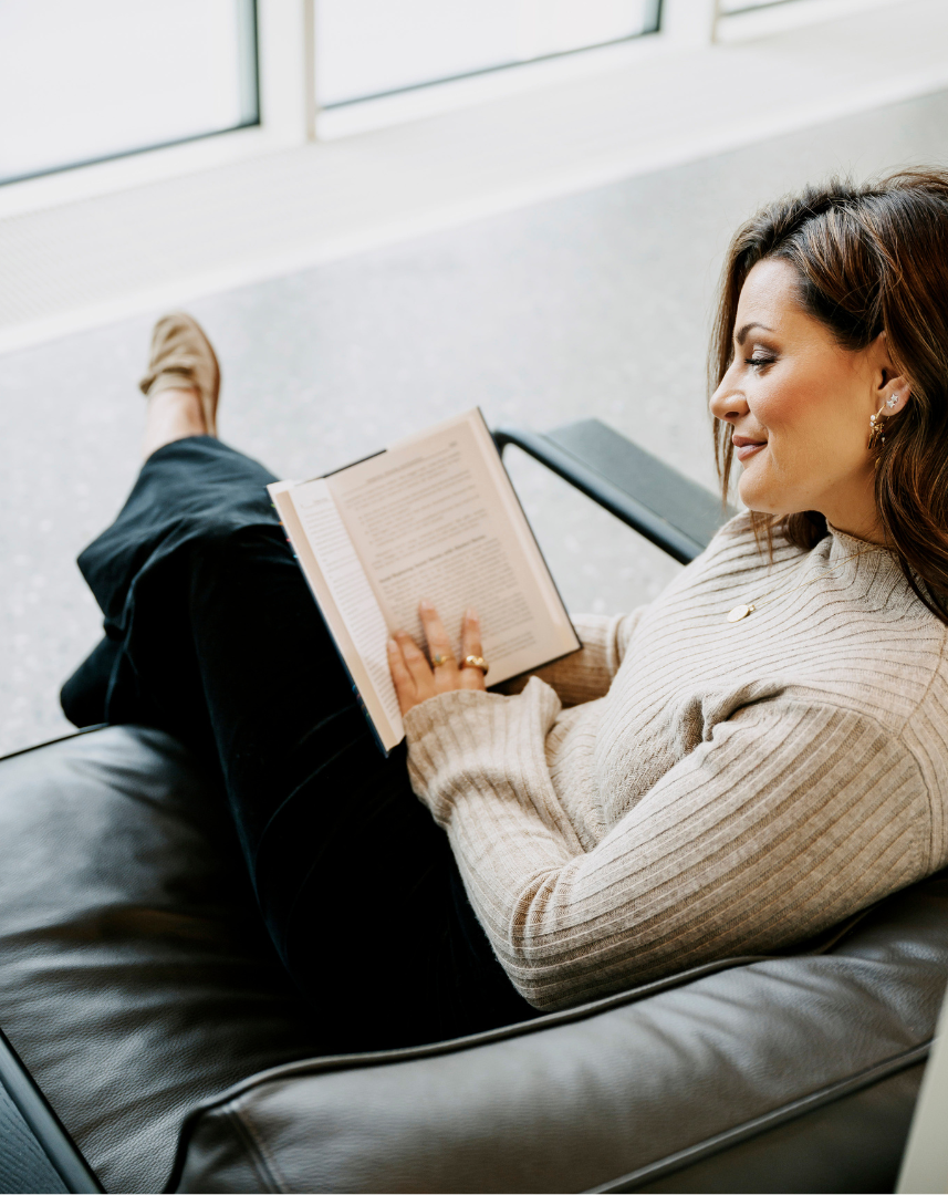 Bilde av Silje som leser bok