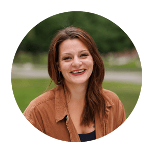 Silje leser boka "Ingen bryr seg om karrieren din - før du selv gjør det" av Fredrik Fornes