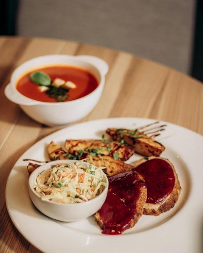 Malcolm Tang, binge free dietitian and accredited practising dietitian, supporting clients with binge eating, emotional eating, and overeating recovery through intuitive eating.