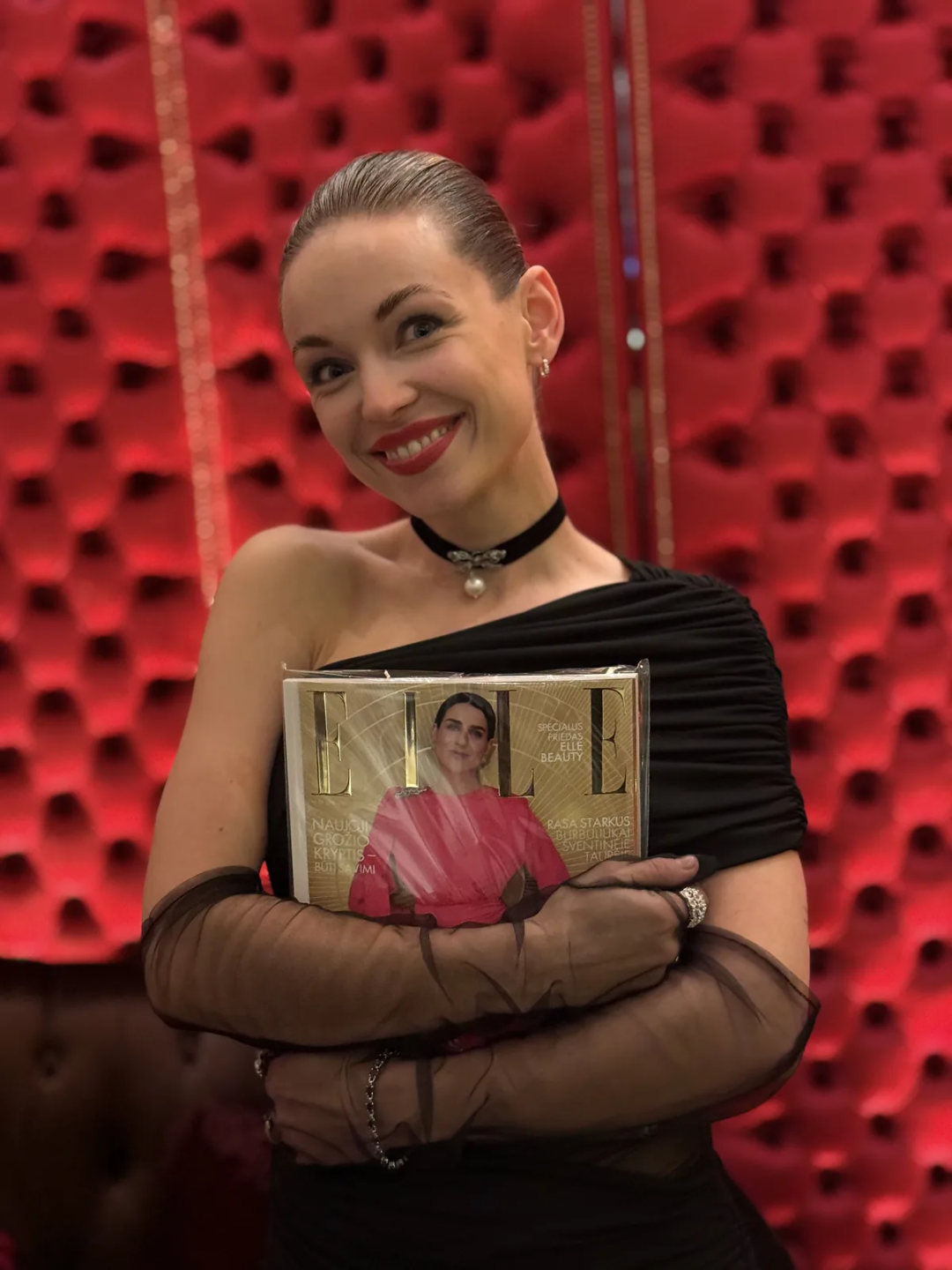 Valerija Fic holding an award at a ceremony