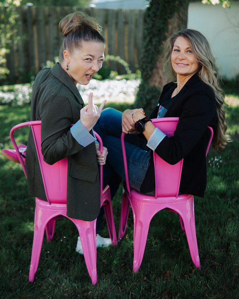 Julia Krempl und Heike Müller sitzen auf zwei pinken Stühlen