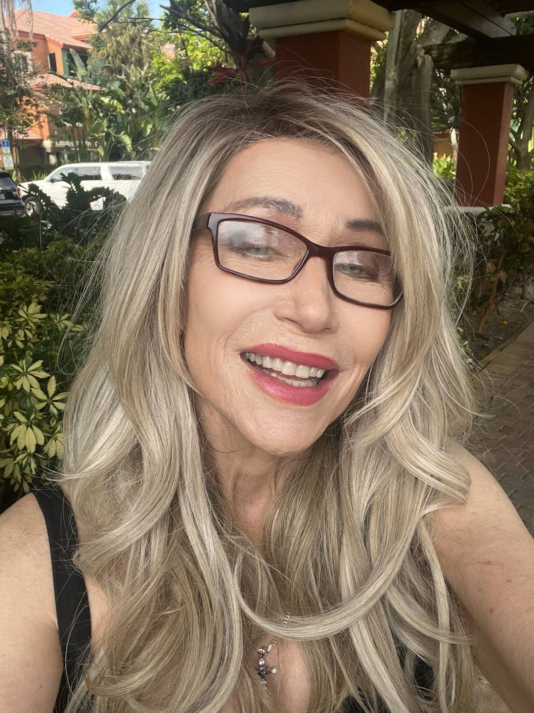 Kellie Olver smiling with glowing skin and vibrant hair—radiating the results of her 7-Day Skin Reset.