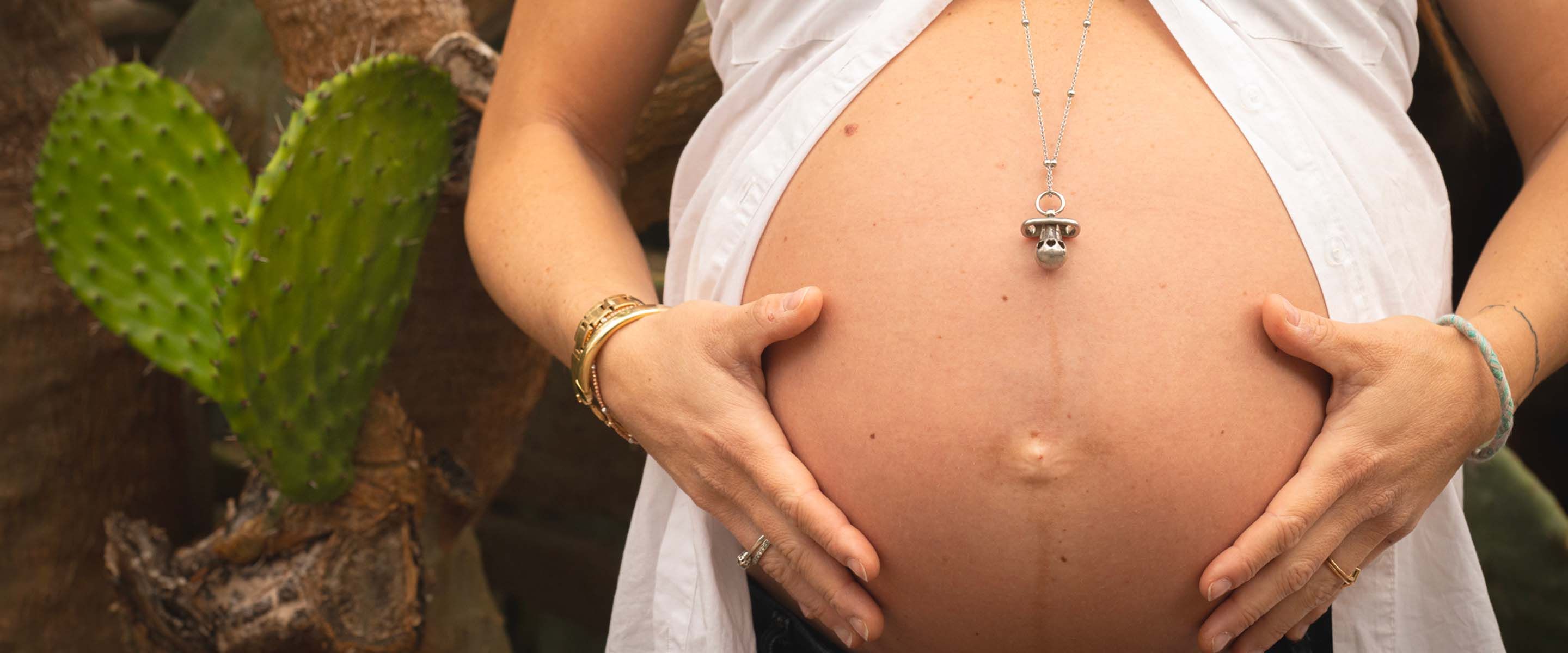 Mamma in attesa, mani sul pancione