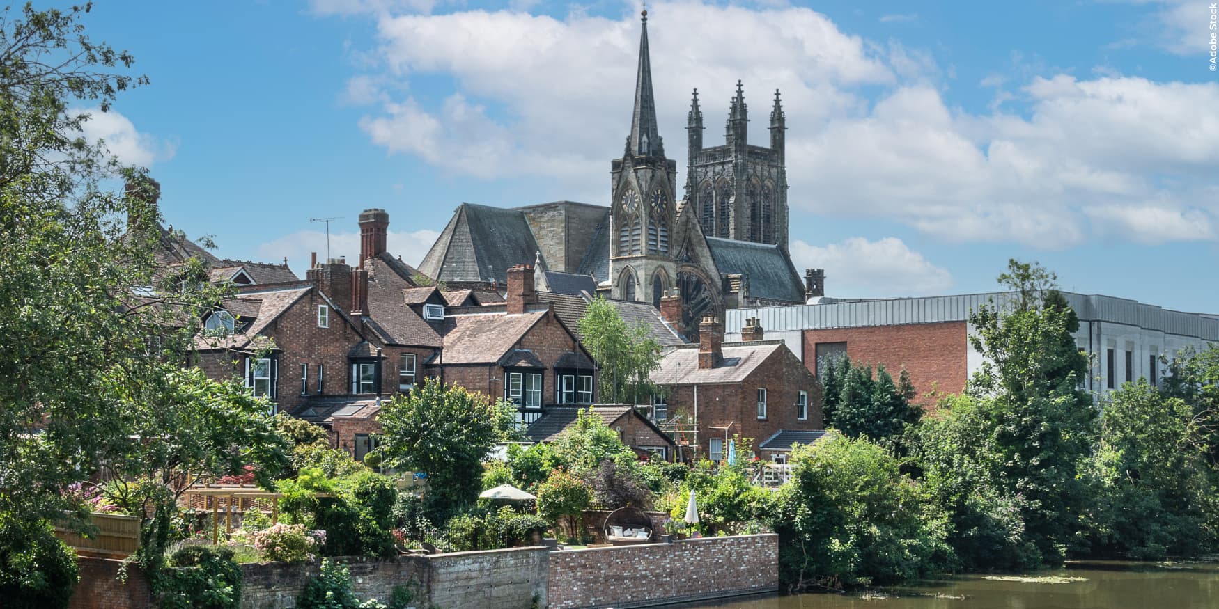 zicht op kathedraal en huizen in Royal Leamington Spa