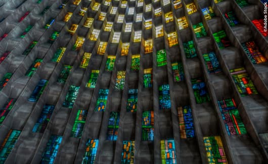 detail van de gebrandschilderde ramen in de Kathedraal van Coventry