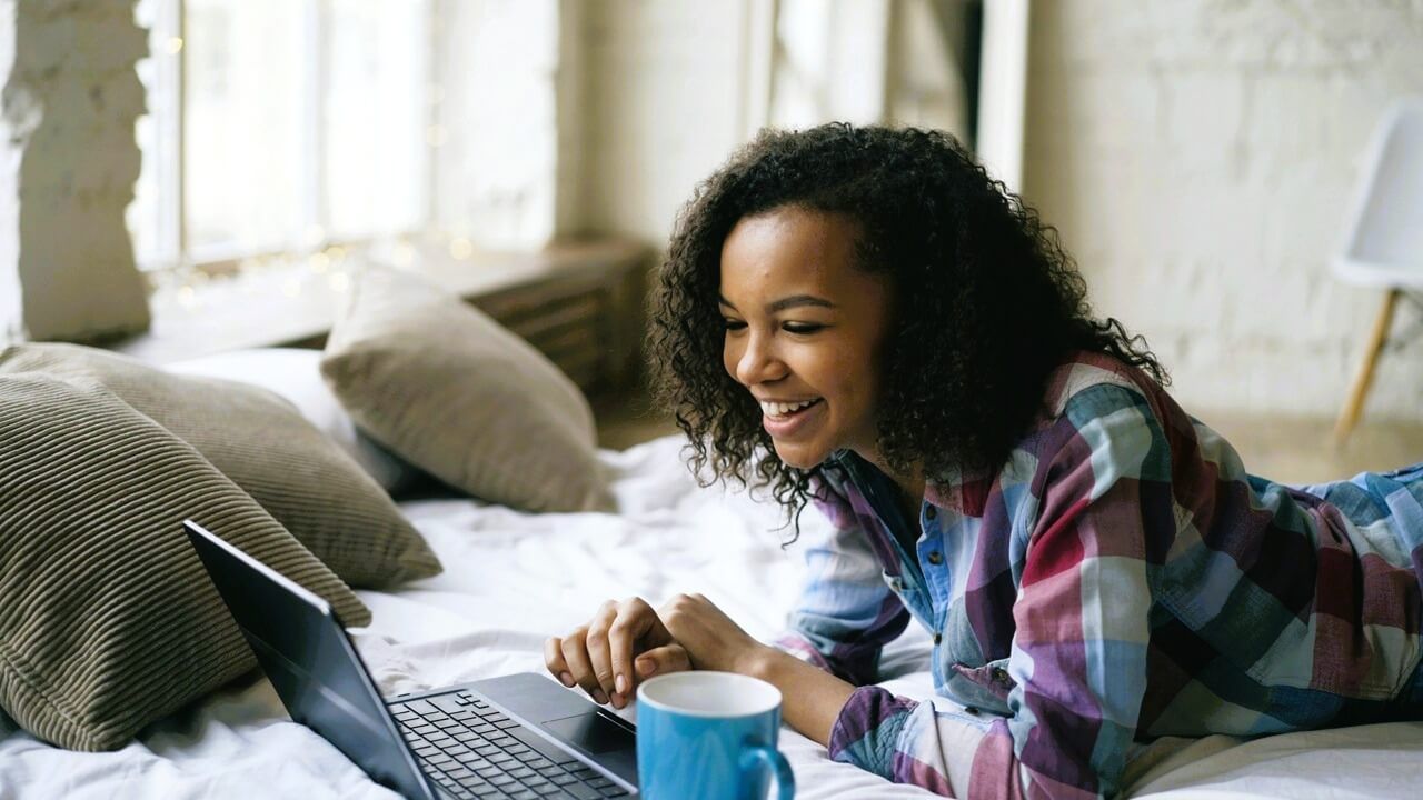 Young woman looking at a laptop screen 