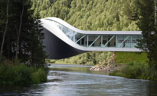 The Twist, een opvallend museumgebouw en brug in het Kristefosmuseum in Noorwegen