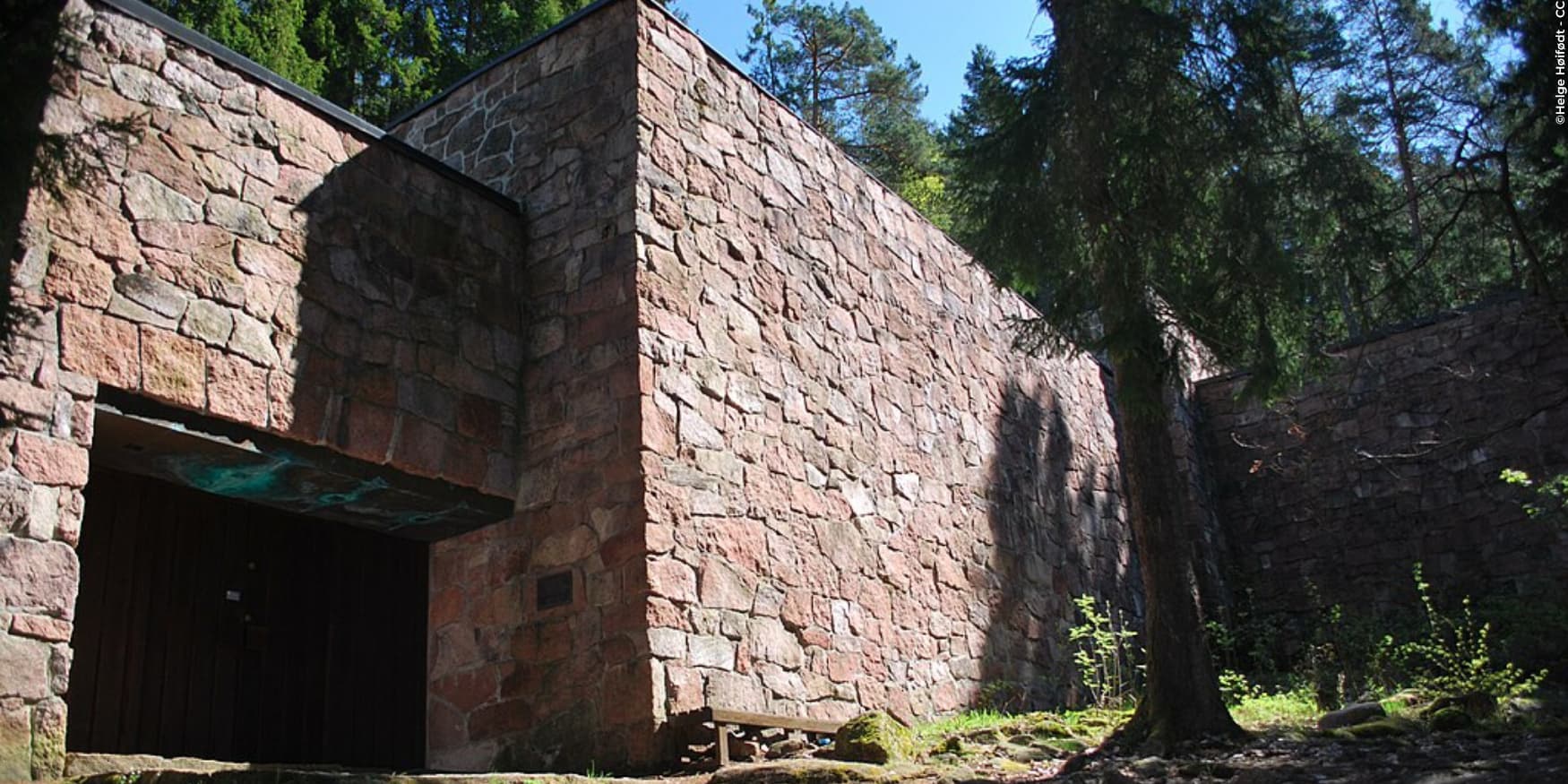 grote stenen gevel van het Holmsbu Kunstmuseum