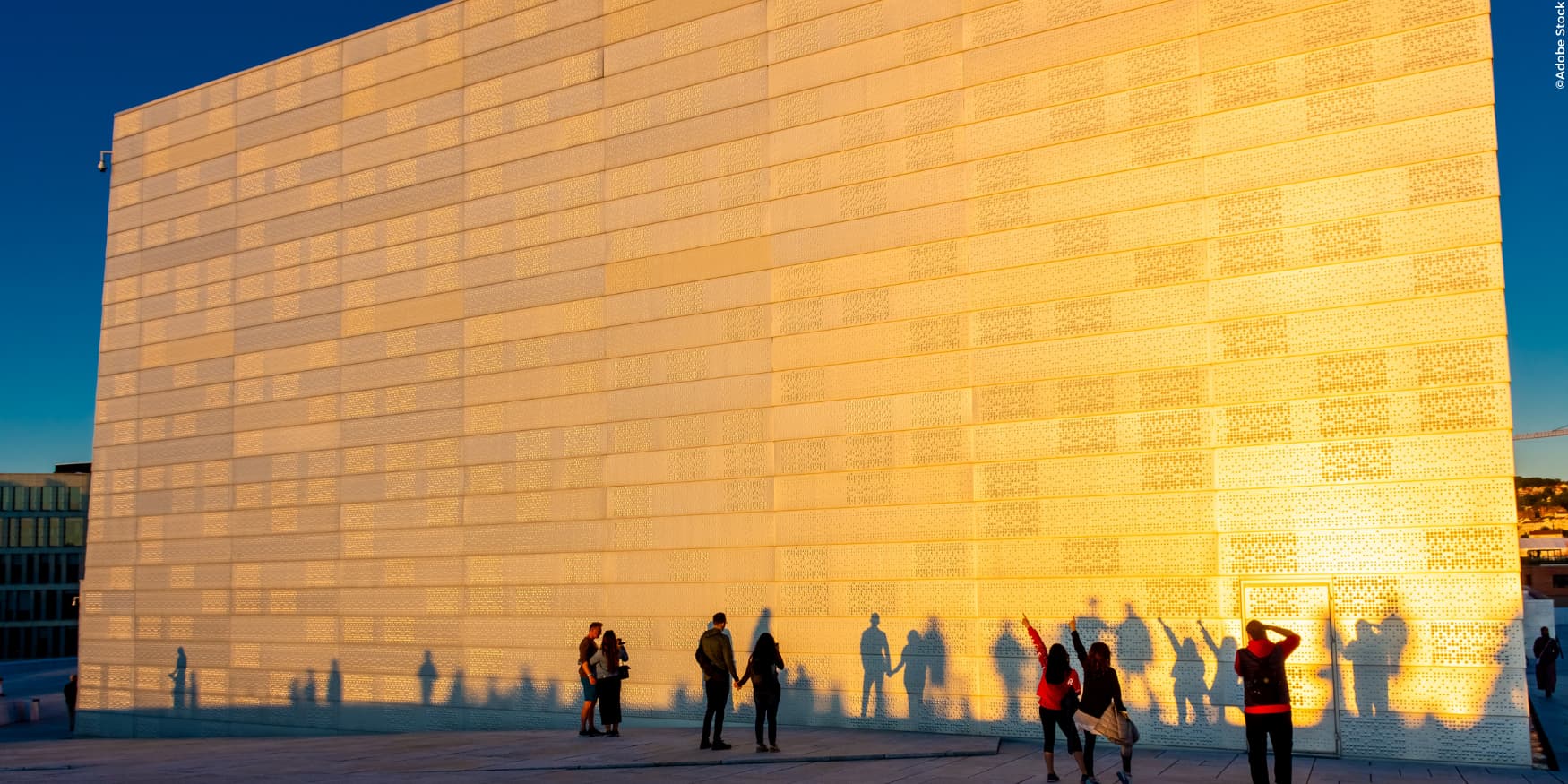 gevel van het Operahuis in Oslo met wijzende mensen