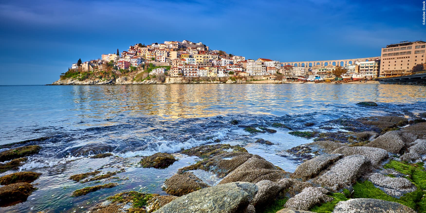 Kavala in Macedonië met zee op de voorgrond