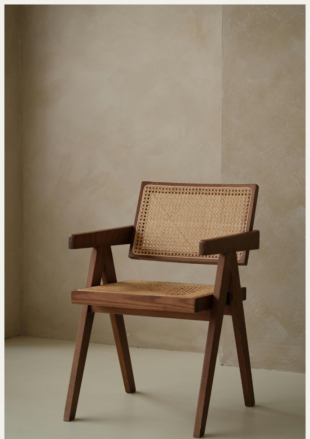 Leiderschapscoaching Den Bosch – de stilte van één stoel als symbool voor zelfreflectie en innerlijke rust.